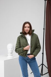 Женская Демисезонная Укороченная Куртка Хаки - Матовая Дутая с Высоким Воротником