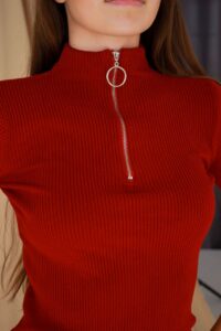 Женский Красный Гольф в Рубчик с Молнией на Воротнике и Укороченными Рукавами