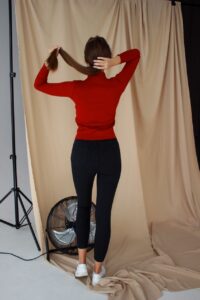 Женский Красный Гольф в Рубчик с Молнией на Воротнике и Укороченными Рукавами