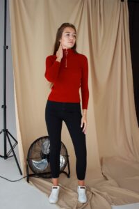 Женский Красный Гольф в Рубчик с Молнией на Воротнике и Укороченными Рукавами