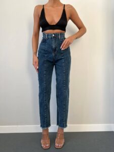 Женские Синие Джинсы Мом с Бахромой Внизу и Стрелками Швами Спереди