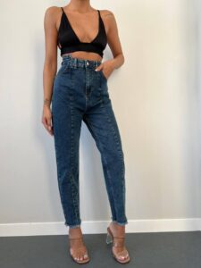 Женские Синие Джинсы Мом с Бахромой Внизу и Стрелками Швами Спереди