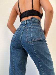 Женские Синие Джинсы Мом с Бахромой Внизу и Стрелками Швами Спереди