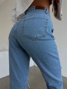 Женские Голубые Джинсы Прямого Кроя - Укороченные с Высокой Талией и Рваными Коленями