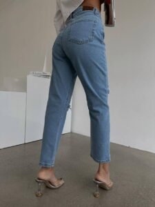 Женские Голубые Джинсы Прямого Кроя - Укороченные с Высокой Талией и Рваными Коленями