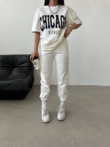 Женский Летний Белый Костюм Двойка с Принтом Надписью "Chicago" - Футболка Оверсайз + Штаны Джоггеры