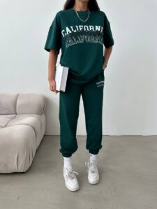Женский Летний Зеленый Костюм Двойка с Принтом Надписью "California" - Футболка Оверсайз + Штаны Джоггеры