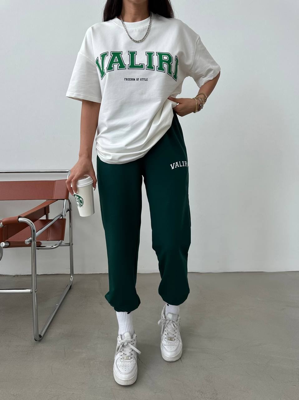 photo_2023-05-08_09-54-03 Женский Летний Костюм с Принтом Надписью "Valiri" - Белая Футболка + Зеленые Джоггеры