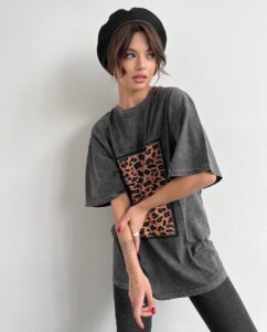 Женская Графитовая Футболка Оверсайз под Винтаж с Леопардовым Принтом Вставкой