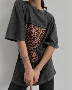 Женская Графитовая Футболка Оверсайз под Винтаж с Леопардовым Принтом Вставкой
