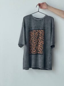 Женская Графитовая Футболка Оверсайз под Винтаж с Леопардовым Принтом Вставкой