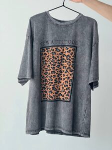 Женская Графитовая Футболка Оверсайз под Винтаж с Леопардовым Принтом Вставкой