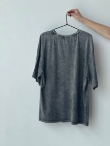 Женская Графитовая Футболка Оверсайз под Винтаж с Леопардовым Принтом Вставкой