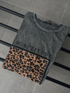 Женская Графитовая Футболка Оверсайз под Винтаж с Леопардовым Принтом Вставкой