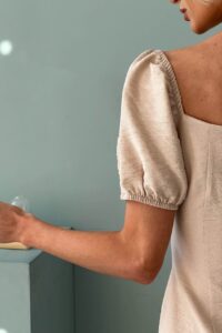 Женское Бежевое Платье Альфа Мини с Короткими Рукавами и Вырезом Под Грудью