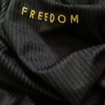 Мужская Вельветовая Черная Футболка Оверсайз с Вышитой Надписью "Freedom"