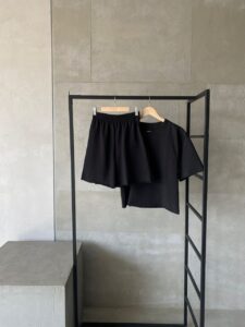 Женский Базовый Летний Черный Комплект с Обрезанными Краями (Футболка + Шорты)