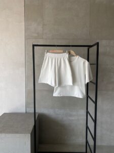 Женский Базовый Летний Белый Комплект с Обрезанными Краями (Футболка + Шорты)