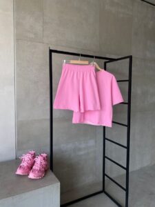 Женский Базовый Летний Розовый Комплект с Обрезанными Краями (Футболка + Шорты)