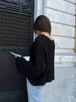 Женская Рваная Черная Кофта с Глубоким V-Образным Вырезом Декольте и Удлиненными Рукавами