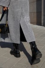 Женское Демисезонное Твидовое Черно-Белое Пальто Джамби - Длинное в Принт с Поясом