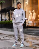 Мужской Серый Костюм Свободного Кроя с Нашивками - Свитшот Оверсайз + Штаны Джоггеры