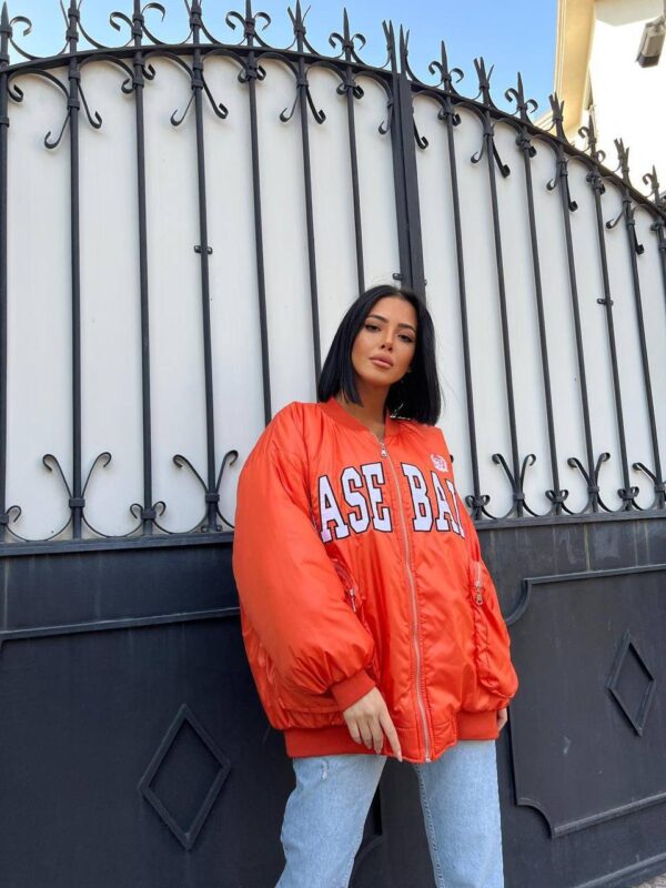Женская Демисезонная Объемная Оранжевая Куртка Оверсайз - Бомбер с Надписью на Молнии с Большими Карманами