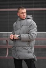 Мужская Удлиненная Зимняя Серая Куртка - Объемный Пуховик с Капюшоном и Молнией Наискосок