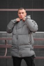 Мужская Удлиненная Зимняя Серая Куртка - Объемный Пуховик с Капюшоном и Молнией Наискосок