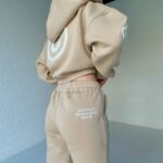 Женский Утепленный Бежевый Спортивный Костюм Оверсайз на Флисе с Вышитыми Принтами - Кофта на Молнии с Капюшоном + Штаны Джоггеры