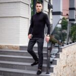 Мужской Классический Черный Свитер Приталенного Кроя с Двойной Горловиной