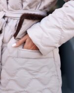 Женское Удлиненное Зимнее Бежевое Пальто Вентар - Стеганое с Поясом и Мехом под Норку