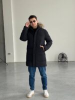 Мужская Удлиненная Зимняя Темно-Синяя Куртка Водоотталкивающая с Мехом на Капюшоне