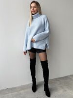 Женский Кашемировый Голубой Свитер - Объемный с Высоким Горлом и Разрезами по Бокам