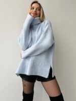 Женский Кашемировый Голубой Свитер - Объемный с Высоким Горлом и Разрезами по Бокам