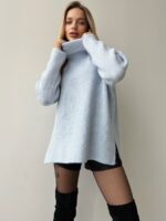 Женский Кашемировый Голубой Свитер - Объемный с Высоким Горлом и Разрезами по Бокам