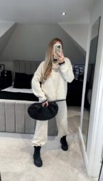 Женский Свободный Белый Костюм с Декоративными Черными Швами - Объемная Кофта + Штаны Клеш