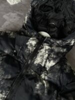 Мужская Зимняя Черно-Белая Куртка с Капюшоном на Затяжках в Принт Тай Дай