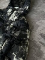Мужская Зимняя Черно-Белая Куртка с Капюшоном на Затяжках в Принт Тай Дай