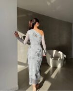 Женское Приталенное Длинное Серое Платье с Открытым Плечом и Серебристым Напылением