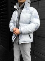 Мужская Объемная Зимняя Белая Куртка Дутик в Принт Пятнах с Воротником Стойкой