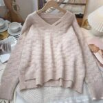 Женский Бежевый Свитер с V-образным Вырезом и Порезами