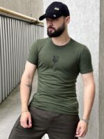 Мужская Приталенная Футболка Хаки с Круглым Вырезом и Вышитым Тризубом