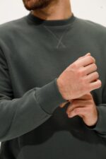 Мужской Базовый Свободный Темно-Зеленый Свитшот с Декоративным Треугольником на Горловине