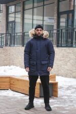Мужская Удлиненная Зимняя Синяя Куртка с Мехом на Капюшоне и Большими Карманами