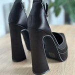 Женские Черные Атласные Туфли с Камнями на Ремешке