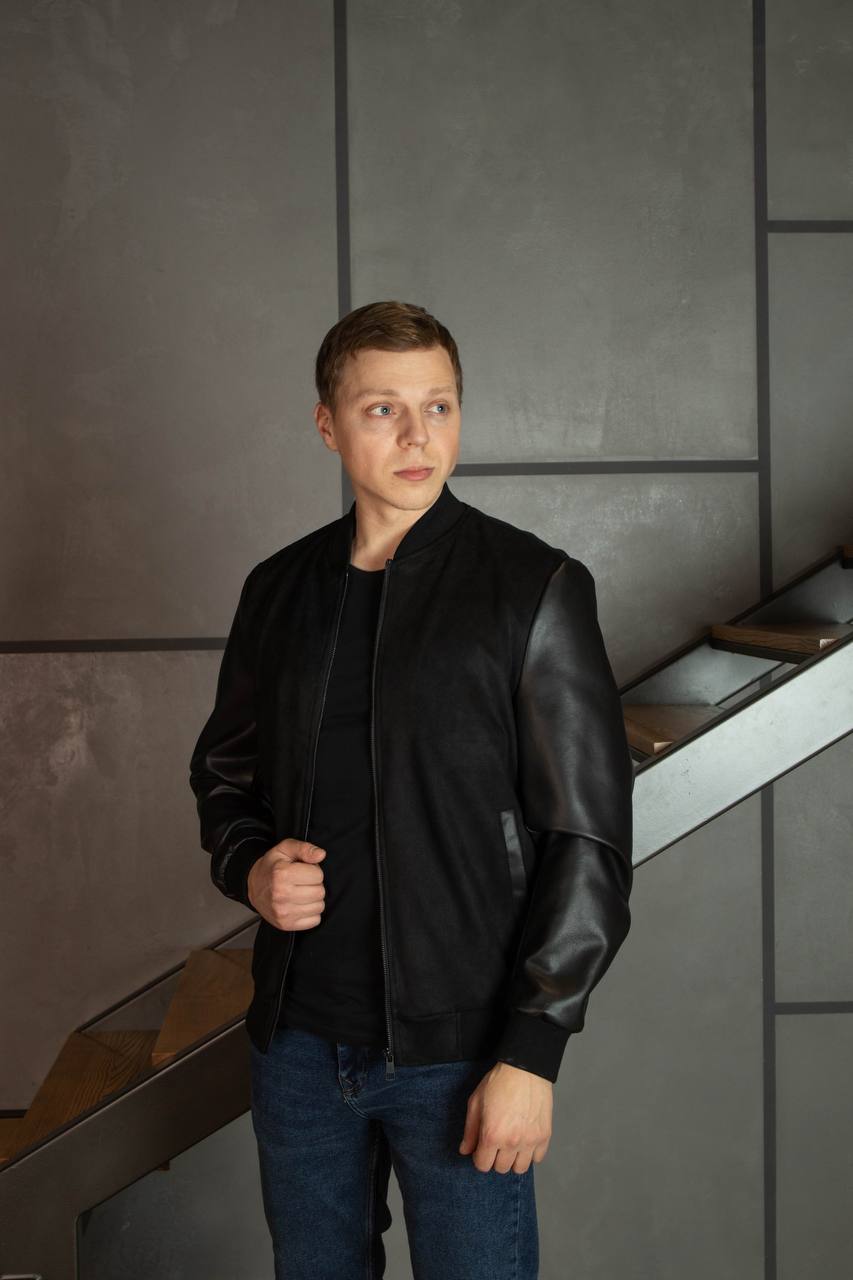 photo_2024-02-16_13-05-07 Мужской Черный Замшевый Бомбер - Классический на Молнии с Кожаными Рукавами