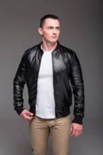 Мужская Черная Кожаная Куртка Бомбер на Молнии с Манжетами