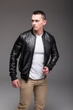 Мужская Черная Кожаная Куртка Бомбер на Молнии с Манжетами