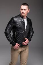 Мужская Черная Кожаная Куртка Бомбер на Молнии с Манжетами